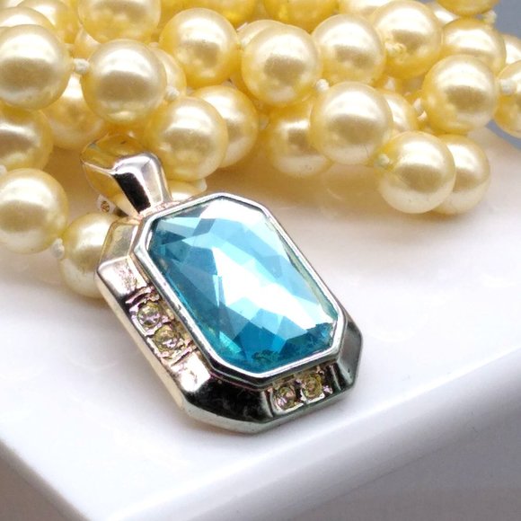 Vintage Avon Pearls with Blue Crystal Enhancer Pendant, Classy Necklace - Picture 4 of 7